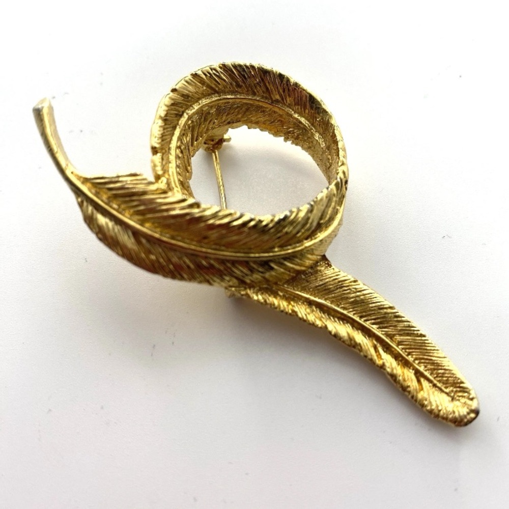 Elegant 2.5 inch Gold tone Swirl Feather Brooch Pin lapel